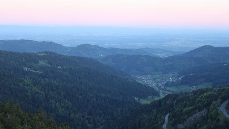 Dieses Bild zeigt eine Webcam-Aufnahme vom Achertal, aufgenommen am Freitag, den 01.05.2026 um 06:10 Uhr. Die Temperatur betrug 4.6°C.
