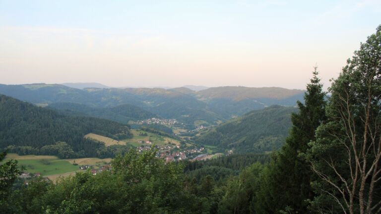 Dieses Bild zeigt eine Webcam-Aufnahme vom Achertal, aufgenommen am Freitag, den 26.06.2026 um 06:00 Uhr. Die Temperatur betrug 27.4°C.