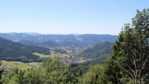 Dieses Bild zeigt eine Webcam-Aufnahme vom Achertal, aufgenommen am Freitag, den 10.07.2026 um 13:20 Uhr. Die Temperatur betrug 27.3°C.