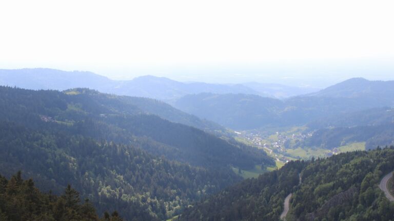 Dieses Bild zeigt eine Webcam-Aufnahme vom Achertal, aufgenommen am Freitag, den 08.05.2026 um 17:40 Uhr. Die Temperatur betrug 13°C.