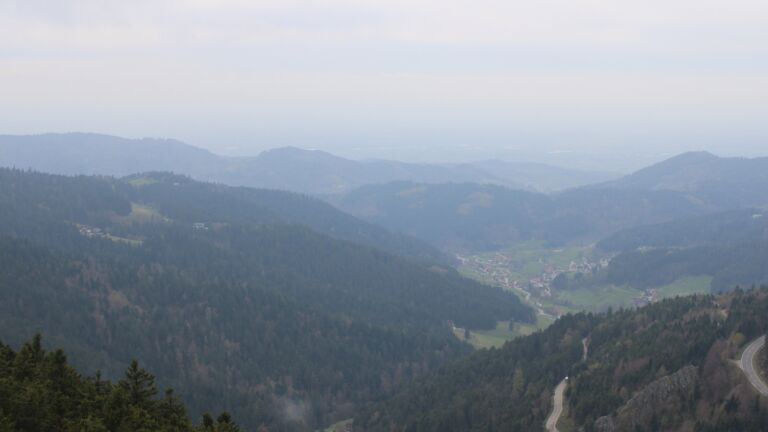 Dieses Bild zeigt eine Webcam-Aufnahme vom Achertal, aufgenommen am Freitag, den 10.04.2026 um 16:40 Uhr. Die Temperatur betrug 6.8°C.