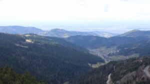 Dieses Bild zeigt eine Webcam-Aufnahme vom Achertal, aufgenommen am Sonntag, den 01.03.2026 um 13:50 Uhr. Die Temperatur betrug 5.7°C.