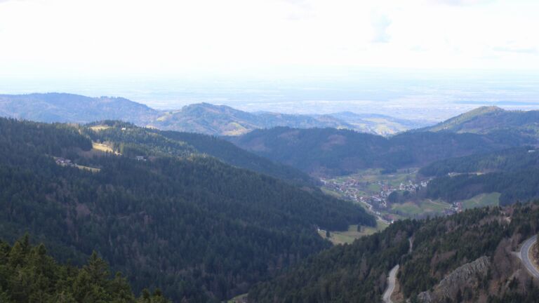 Dieses Bild zeigt eine Webcam-Aufnahme vom Achertal, aufgenommen am Sonntag, den 01.03.2026 um 13:50 Uhr. Die Temperatur betrug 5.7°C.