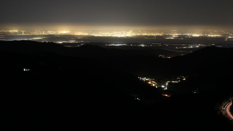 Dieses Bild zeigt eine Webcam-Aufnahme vom Achertal, aufgenommen am Dienstag, den 18.11.2025 um 05:30 Uhr. Die Temperatur betrug -3.4°C.