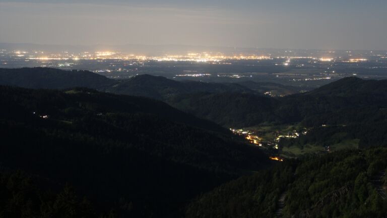 Dieses Bild zeigt eine Webcam-Aufnahme vom Achertal, aufgenommen am Montag, den 12.05.2025 um 01:00 Uhr. Die Temperatur betrug 10.2°C.