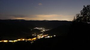 Dieses Bild zeigt eine Webcam-Aufnahme vom Achertal, aufgenommen am Freitag, den 05.06.2026 um 23:20 Uhr. Die Temperatur betrug 12.8°C.