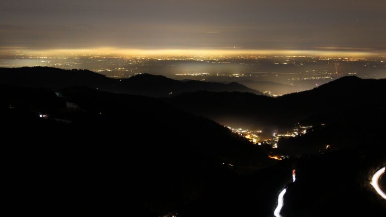 Dieses Bild zeigt eine Webcam-Aufnahme vom Achertal, aufgenommen am Samstag, den 17.01.2026 um 18:40 Uhr. Die Temperatur betrug 5.3°C.