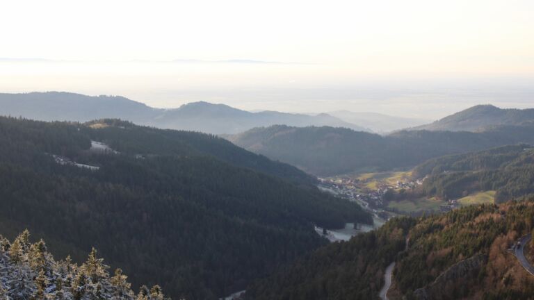 Dieses Bild zeigt eine Webcam-Aufnahme vom Achertal, aufgenommen am Montag, den 01.12.2025 um 15:50 Uhr. Die Temperatur betrug 0.7°C.