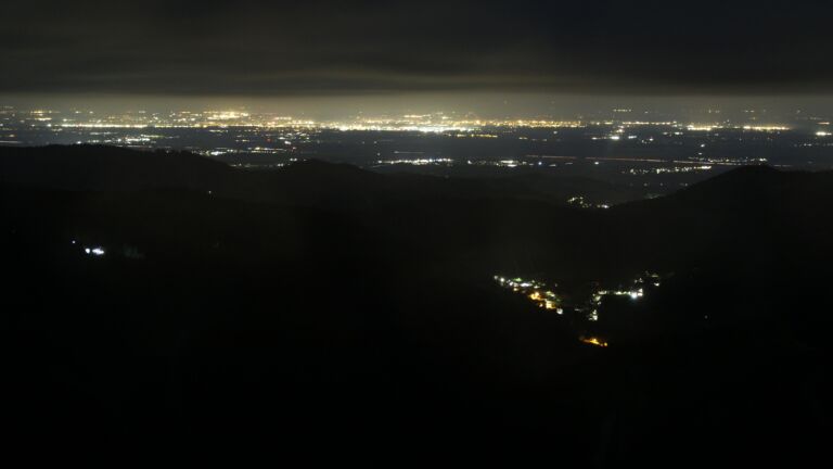 Dieses Bild zeigt eine Webcam-Aufnahme vom Achertal, aufgenommen am Dienstag, den 11.11.2025 um 04:30 Uhr. Die Temperatur betrug 4.9°C.