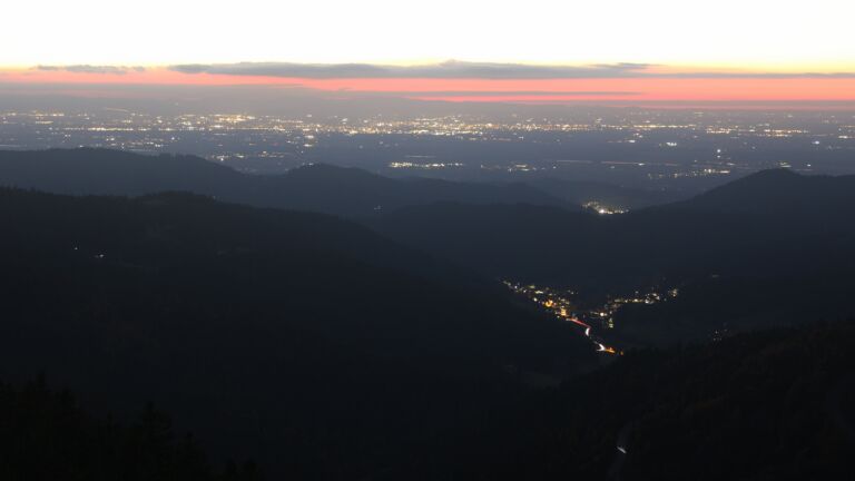 Dieses Bild zeigt eine Webcam-Aufnahme vom Achertal, aufgenommen am Dienstag, den 14.10.2025 um 19:30 Uhr. Die Temperatur betrug 6.8°C.