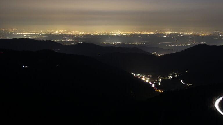 Dieses Bild zeigt eine Webcam-Aufnahme vom Achertal, aufgenommen am Samstag, den 07.03.2026 um 19:40 Uhr. Die Temperatur betrug 9.6°C.
