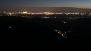 Dieses Bild zeigt eine Webcam-Aufnahme vom Achertal, aufgenommen am Freitag, den 01.05.2026 um 22:10 Uhr. Die Temperatur betrug 13.8°C.