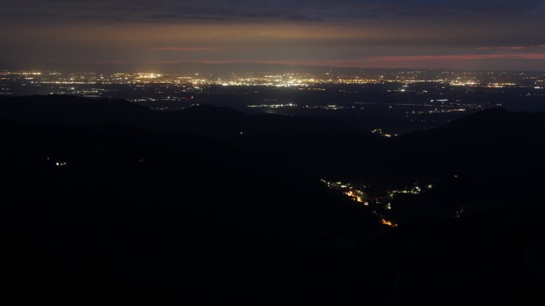 Dieses Bild zeigt eine Webcam-Aufnahme vom Achertal, aufgenommen am Freitag, den 22.08.2025 um 21:30 Uhr. Die Temperatur betrug 11.2°C.