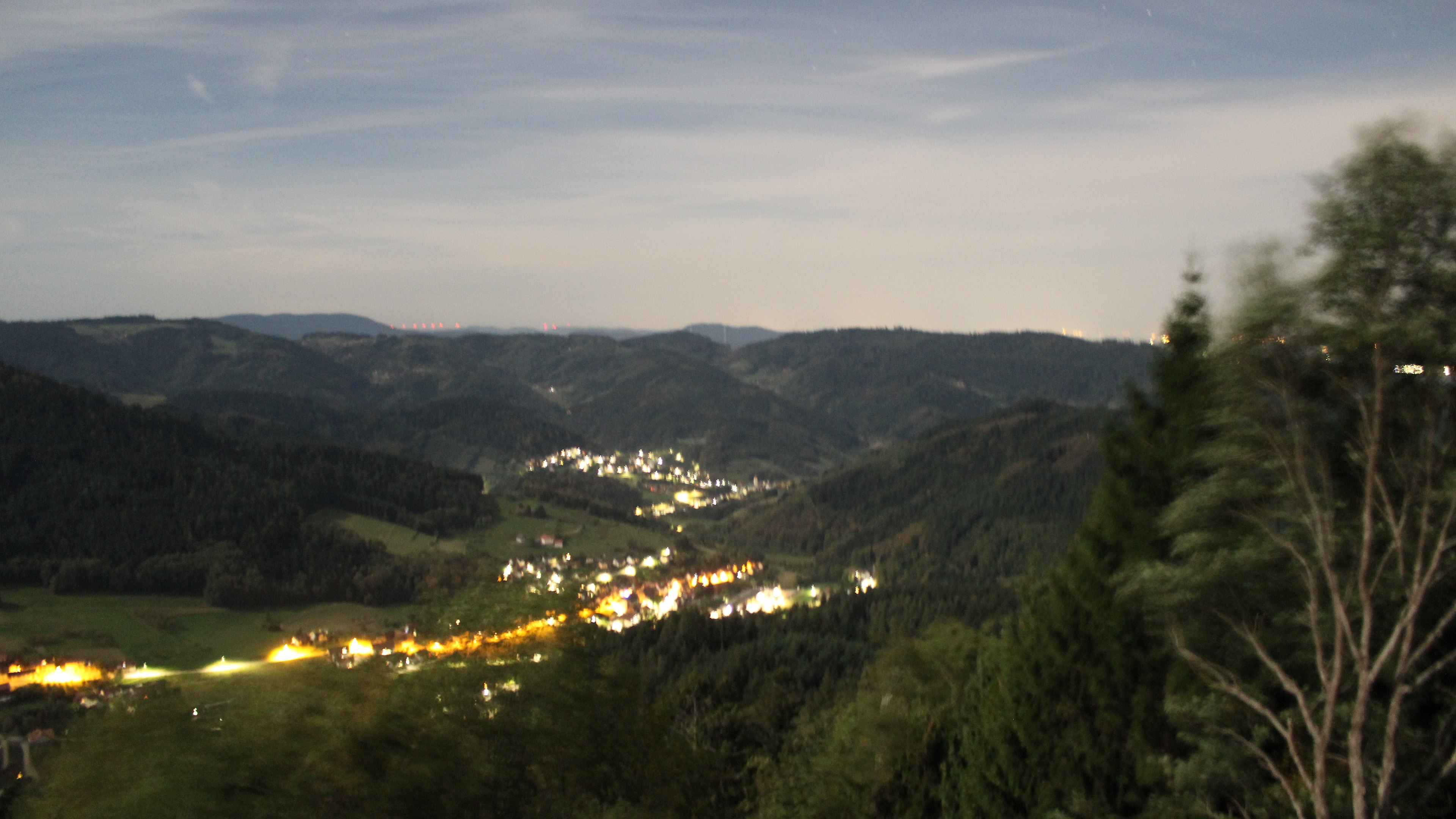 Dieses Bild zeigt eine Webcam-Aufnahme vom Achertal, aufgenommen am Montag, den 28.09.2026 um 23:30 Uhr. Die Temperatur betrug 22.5°C.