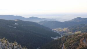 Dieses Bild zeigt eine Webcam-Aufnahme vom Achertal, aufgenommen am Montag, den 01.12.2025 um 15:30 Uhr. Die Temperatur betrug 1°C.