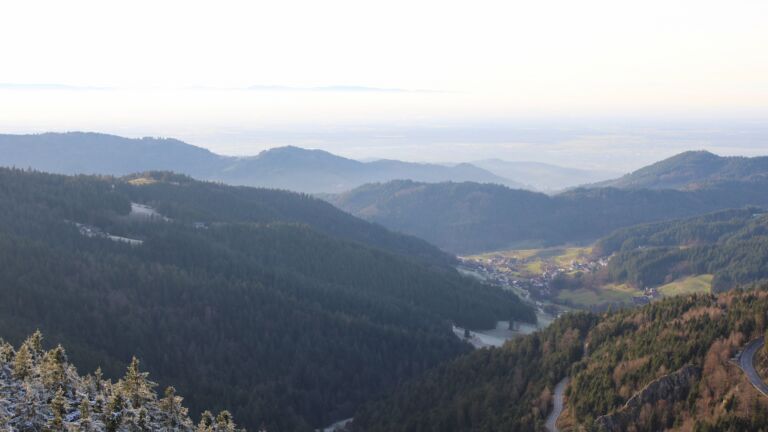 Dieses Bild zeigt eine Webcam-Aufnahme vom Achertal, aufgenommen am Montag, den 01.12.2025 um 15:30 Uhr. Die Temperatur betrug 1°C.