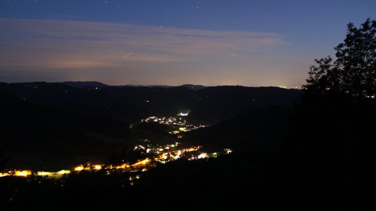Dieses Bild zeigt eine Webcam-Aufnahme vom Achertal, aufgenommen am Samstag, den 13.06.2026 um 23:10 Uhr. Die Temperatur betrug 17.6°C.