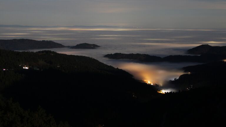 Dieses Bild zeigt eine Webcam-Aufnahme vom Achertal, aufgenommen am Freitag, den 07.11.2025 um 19:00 Uhr. Die Temperatur betrug 8.7°C.