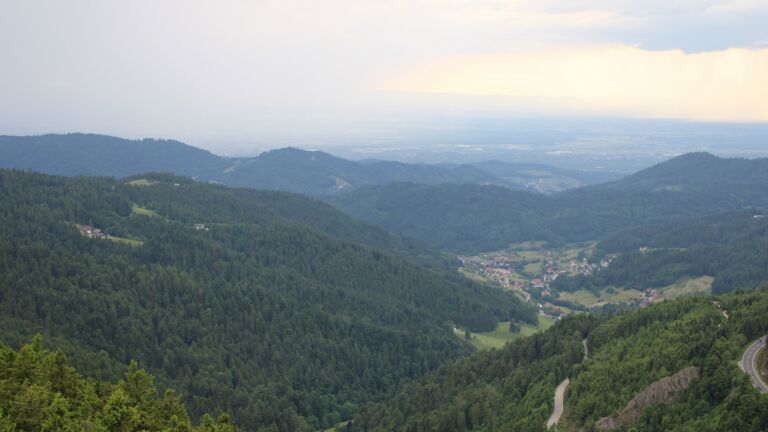 Dieses Bild zeigt eine Webcam-Aufnahme vom Achertal, aufgenommen am Samstag, den 31.05.2025 um 18:30 Uhr. Die Temperatur betrug 21.2°C.
