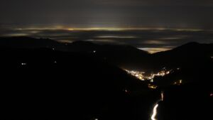 Dieses Bild zeigt eine Webcam-Aufnahme vom Achertal, aufgenommen am Freitag, den 12.12.2025 um 19:30 Uhr. Die Temperatur betrug 10.7°C.