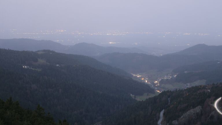 Dieses Bild zeigt eine Webcam-Aufnahme vom Achertal, aufgenommen am Freitag, den 14.11.2025 um 07:00 Uhr. Die Temperatur betrug 17.8°C.