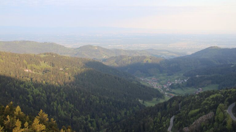 Dieses Bild zeigt eine Webcam-Aufnahme vom Achertal, aufgenommen am Dienstag, den 28.04.2026 um 07:00 Uhr. Die Temperatur betrug 10.1°C.