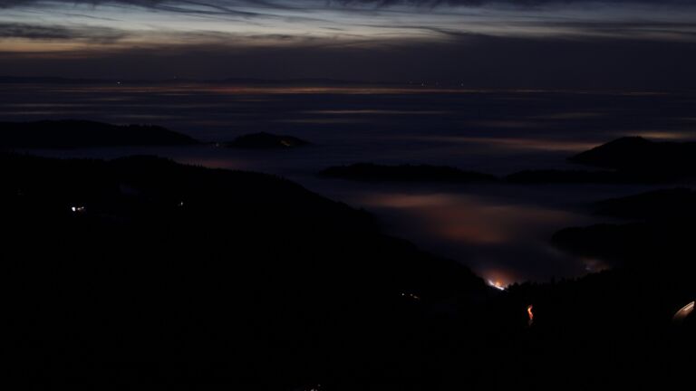 Dieses Bild zeigt eine Webcam-Aufnahme vom Achertal, aufgenommen am Dienstag, den 20.01.2026 um 18:20 Uhr. Die Temperatur betrug 6.3°C.