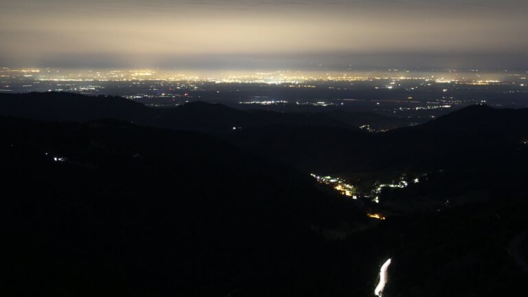 Dieses Bild zeigt eine Webcam-Aufnahme vom Achertal, aufgenommen am Samstag, den 04.10.2025 um 00:00 Uhr. Die Temperatur betrug 9°C.