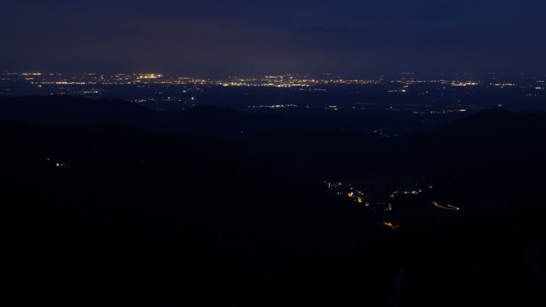 Dieses Bild zeigt eine Webcam-Aufnahme vom Achertal, aufgenommen am Freitag, den 01.08.2025 um 05:10 Uhr. Die Temperatur betrug 12.9°C.