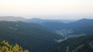 Dieses Bild zeigt eine Webcam-Aufnahme vom Achertal, aufgenommen am Samstag, den 05.07.2025 um 06:10 Uhr. Die Temperatur betrug 18.4°C.