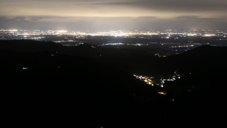 Dieses Bild zeigt eine Webcam-Aufnahme vom Achertal, aufgenommen am Freitag, den 13.03.2026 um 23:00 Uhr. Die Temperatur betrug 7.4°C.