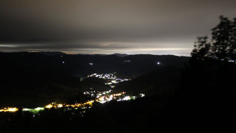 Dieses Bild zeigt eine Webcam-Aufnahme vom Achertal, aufgenommen am Freitag, den 09.10.2026 um 23:30 Uhr. Die Temperatur betrug 8°C.