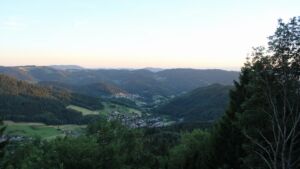 Dieses Bild zeigt eine Webcam-Aufnahme vom Achertal, aufgenommen am Freitag, den 03.07.2026 um 21:20 Uhr. Die Temperatur betrug 19.8°C.