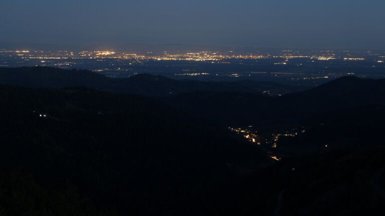 Dieses Bild zeigt eine Webcam-Aufnahme vom Achertal, aufgenommen am Montag, den 27.04.2026 um 05:20 Uhr. Die Temperatur betrug 9.9°C.