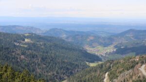 Dieses Bild zeigt eine Webcam-Aufnahme vom Achertal, aufgenommen am Sonntag, den 05.04.2026 um 13:10 Uhr. Die Temperatur betrug 13.3°C.