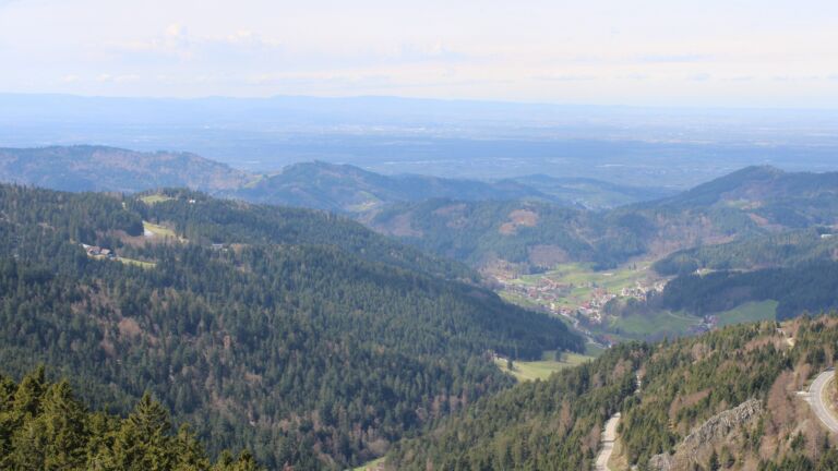 Dieses Bild zeigt eine Webcam-Aufnahme vom Achertal, aufgenommen am Sonntag, den 05.04.2026 um 13:10 Uhr. Die Temperatur betrug 13.3°C.