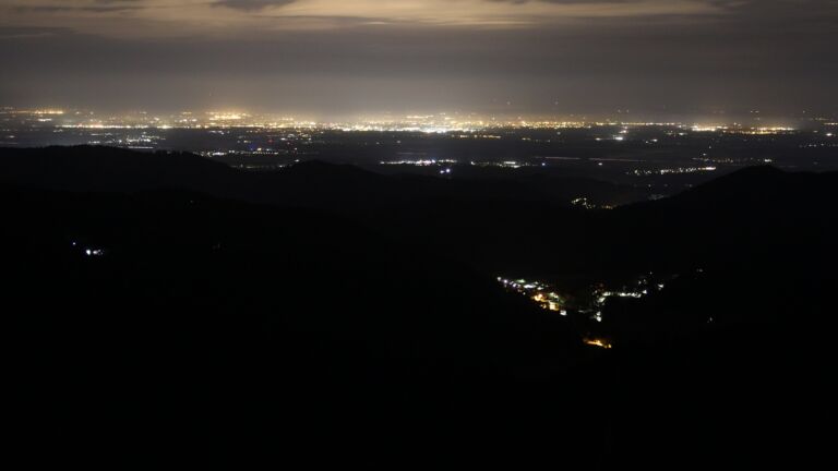 Dieses Bild zeigt eine Webcam-Aufnahme vom Achertal, aufgenommen am Montag, den 20.10.2025 um 00:30 Uhr. Die Temperatur betrug 10.7°C.