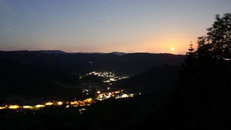 Dieses Bild zeigt eine Webcam-Aufnahme vom Achertal, aufgenommen am Freitag, den 29.05.2026 um 03:50 Uhr. Die Temperatur betrug 17.5°C.