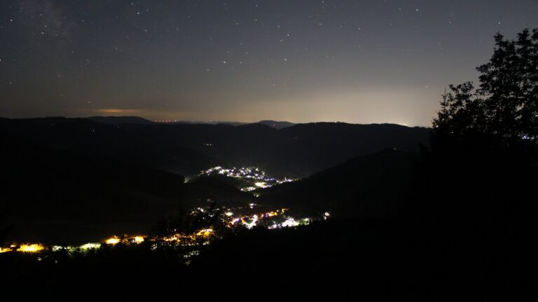 Dieses Bild zeigt eine Webcam-Aufnahme vom Achertal, aufgenommen am Donnerstag, den 09.07.2026 um 01:30 Uhr. Die Temperatur betrug 18.2°C.