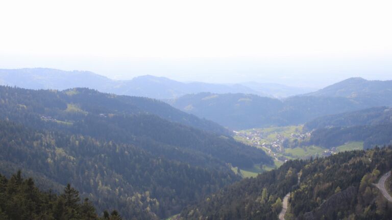 Dieses Bild zeigt eine Webcam-Aufnahme vom Achertal, aufgenommen am Samstag, den 18.04.2026 um 18:00 Uhr. Die Temperatur betrug 14.4°C.