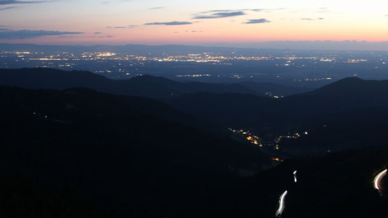Dieses Bild zeigt eine Webcam-Aufnahme vom Achertal, aufgenommen am Montag, den 23.06.2025 um 22:40 Uhr. Die Temperatur betrug 14.2°C.