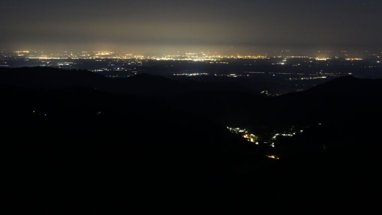 Dieses Bild zeigt eine Webcam-Aufnahme vom Achertal, aufgenommen am Mittwoch, den 02.07.2025 um 03:30 Uhr. Die Temperatur betrug 23°C.