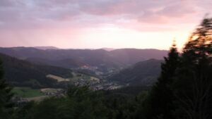 Dieses Bild zeigt eine Webcam-Aufnahme vom Achertal, aufgenommen am Freitag, den 19.06.2026 um 21:20 Uhr. Die Temperatur betrug 24.8°C.