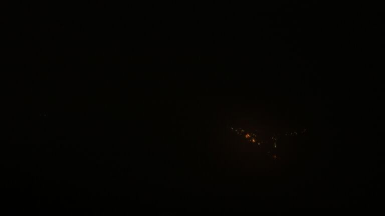 Dieses Bild zeigt eine Webcam-Aufnahme vom Achertal, aufgenommen am Dienstag, den 25.11.2025 um 22:30 Uhr. Die Temperatur betrug -0.3°C.