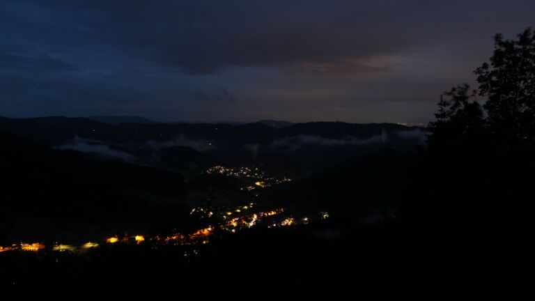Dieses Bild zeigt eine Webcam-Aufnahme vom Achertal, aufgenommen am Sonntag, den 31.05.2026 um 22:20 Uhr. Die Temperatur betrug 14°C.
