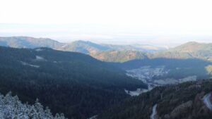 Dieses Bild zeigt eine Webcam-Aufnahme vom Achertal, aufgenommen am Montag, den 01.12.2025 um 09:00 Uhr. Die Temperatur betrug 0.7°C.