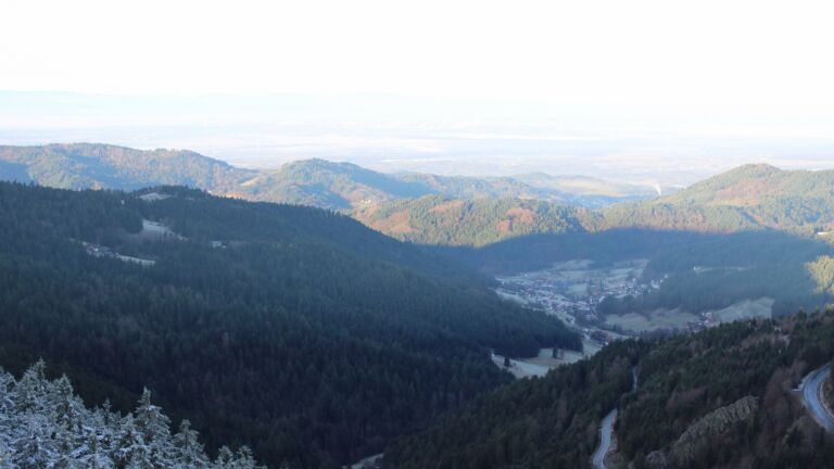 Dieses Bild zeigt eine Webcam-Aufnahme vom Achertal, aufgenommen am Montag, den 01.12.2025 um 09:00 Uhr. Die Temperatur betrug 0.7°C.