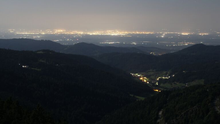 Dieses Bild zeigt eine Webcam-Aufnahme vom Achertal, aufgenommen am Montag, den 11.08.2025 um 04:10 Uhr. Die Temperatur betrug 15.9°C.