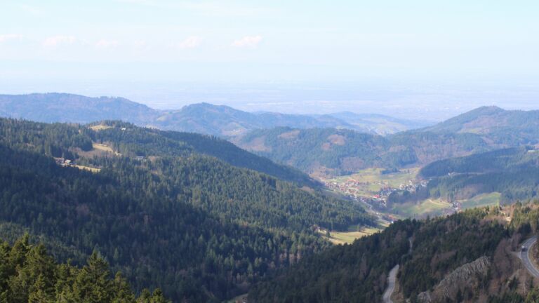 Dieses Bild zeigt eine Webcam-Aufnahme vom Achertal, aufgenommen am Dienstag, den 03.03.2026 um 12:10 Uhr. Die Temperatur betrug 9.9°C.