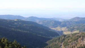 Dieses Bild zeigt eine Webcam-Aufnahme vom Achertal, aufgenommen am Donnerstag, den 18.12.2025 um 13:10 Uhr. Die Temperatur betrug 7.9°C.